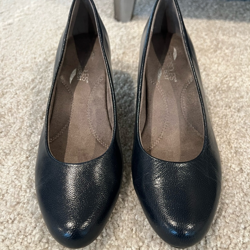 Aerosoles Heelrest Classic Navy Leather Women's Pumps 6.5